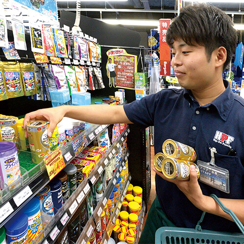 開店すると接客をしつつ、入荷した商品を検品し、品出し