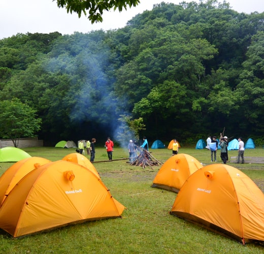 森でキャンプをする人たち