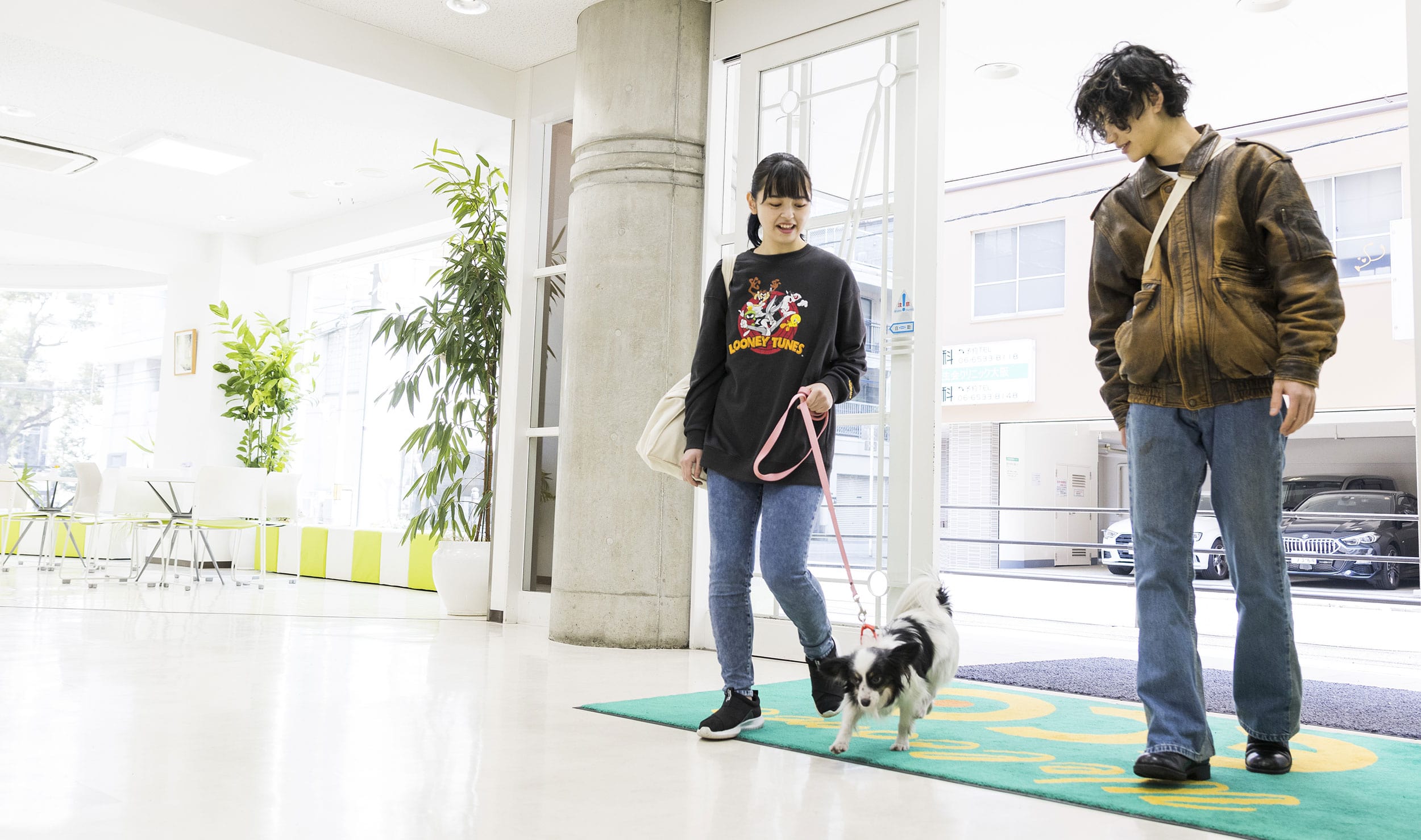 犬を散歩させる学生